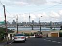 Вид на Harbour Bridge и центр Окленда из района Northcote