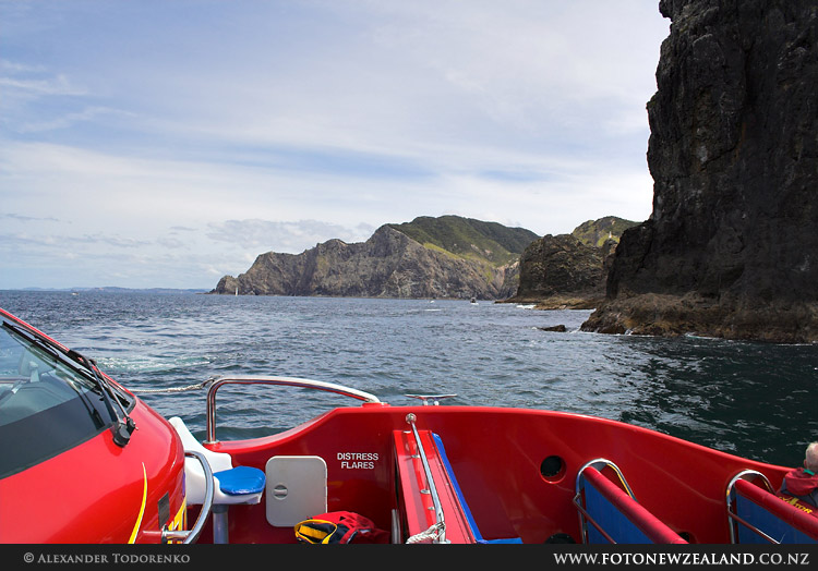 Озираясь вокруг Hole in the Rock, Bay of Islands, Новая Зеландия (Bay of Islands, New Zealand)