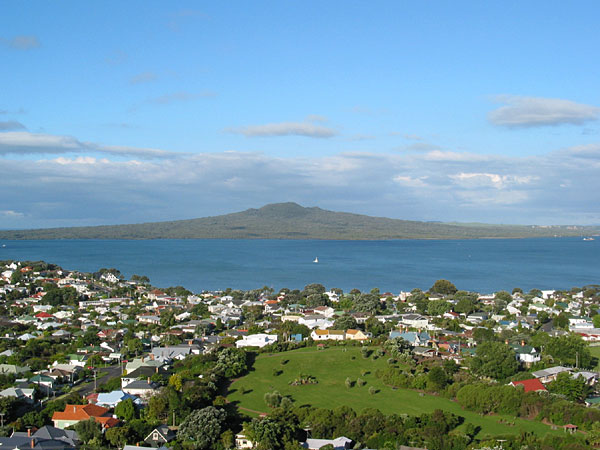 Зеленый остров Рангитото, море, дома в Девонпорте, Окленд, Новая Зеландия (Auckland, New Zealand)