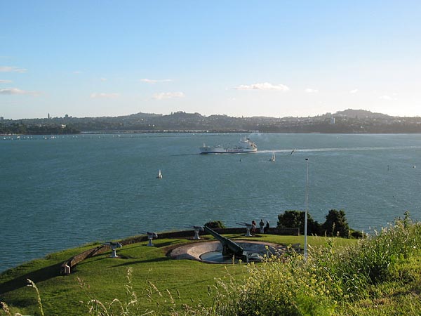 Белый теплоход и пушки, Девонпорт, Окленд, Новая Зеландия (Devonport, Auckland, New Zealand)