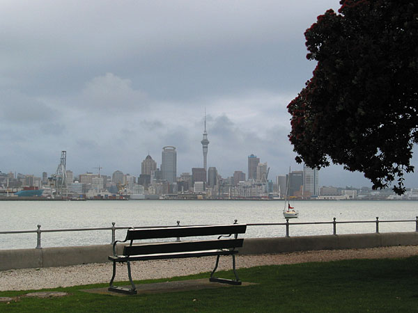 Лавочка с видом на море и Окленд, Окленд, Новая Зеландия (Auckland, New Zealand)