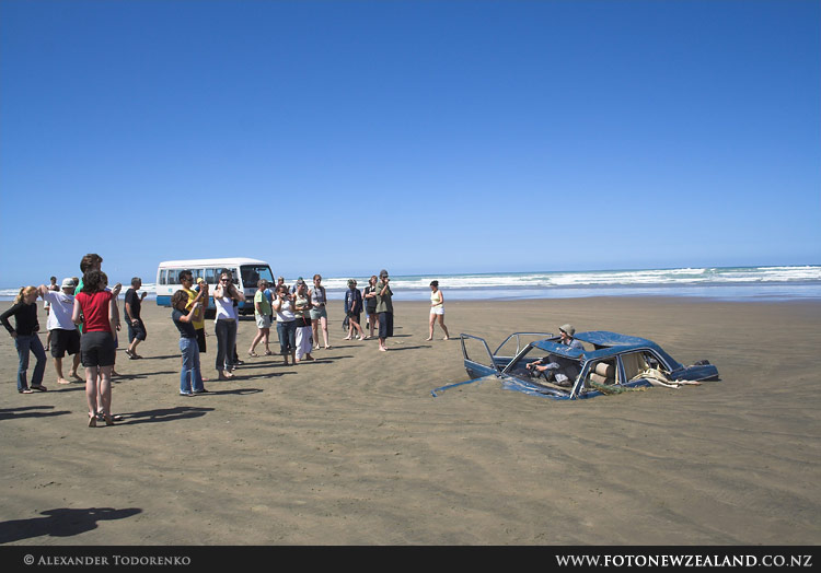 Мерседес, утонувший в песке, 90 Mile Beach, Новая Зеландия (90 Mile Beach, New Zealand)