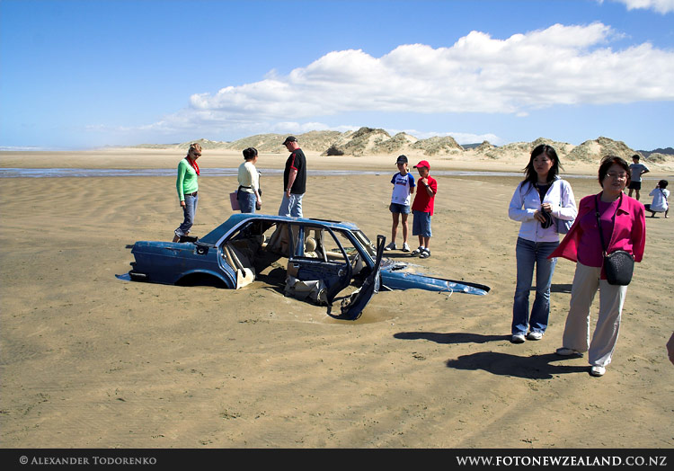 Автомобиль, застрявший в зыбучем песке, 90 Mile Beach, Новая Зеландия (90 Mile Beach, New Zealand)
