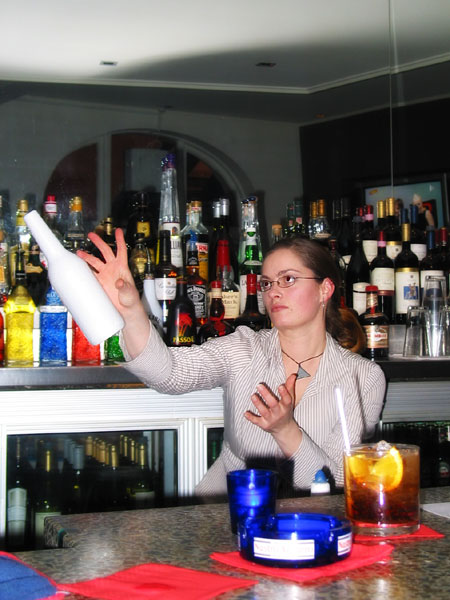 Девушка барменша жонглирует бутылками, Auckland, New Zealand