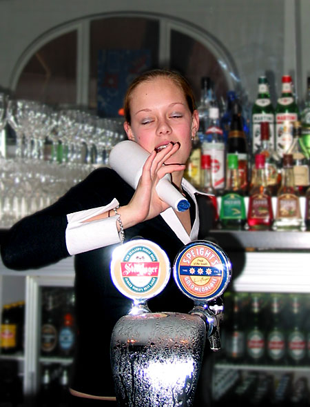Девушка с бутылкой в баре, Auckland, New Zealand