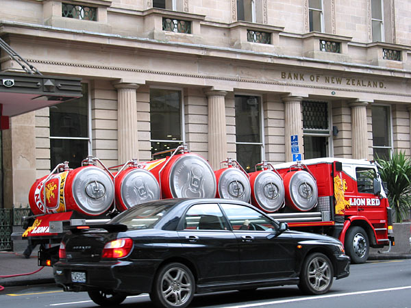 Баночки с пивом Lion Red, Queen St, Auckland, New Zealand
