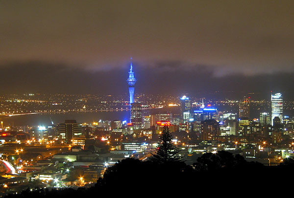 Вид на вечерний Окленд с горы Mt Eden, Auckland, New Zealand