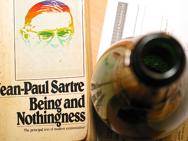 Натюрморт. Жан-Поль Сартр и бутылка шампанского, Auckland, New Zealand