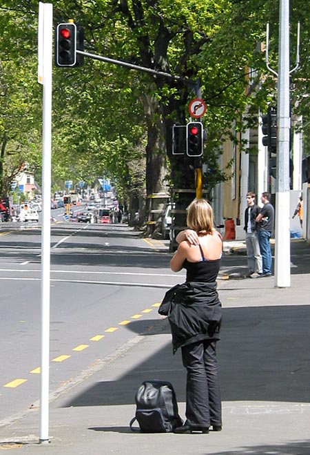 Солнышко греет, женщины раздеваются, в теплых объятиях весны, Symonds St, Auckland, New Zealand