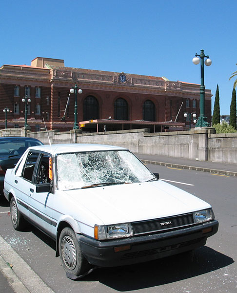 Разбомбленный автомобиль на фоне Железнодорожного вокзала, Auckland, New Zealand