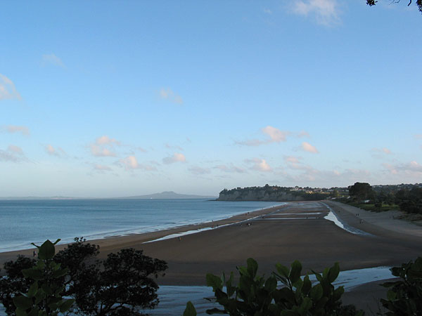 Long Bay Beach во время отлива, Auckland, New Zealand