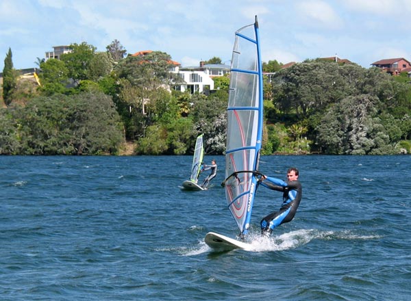 Виндсерфинг. Знакомые все лица. Так ведь это же я. :), Lake Pupuke, Auckland, New Zealand
