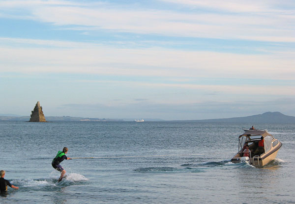 Водные лыжи в бухте Matakatia Bay, Whangaparaoa Peninsula, Auckland, New Zealand