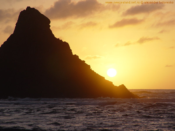 Закат на Karekare beach, Auckland, New Zealand