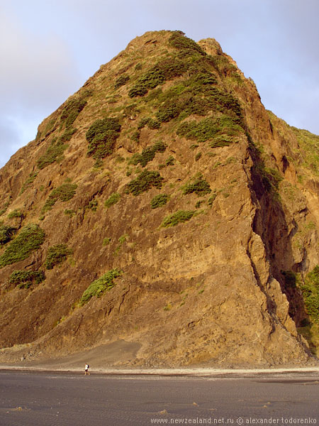 Пляж Карекаре обрамлен скалистыми утесами, Karekare Beach, Auckland, New Zealand
