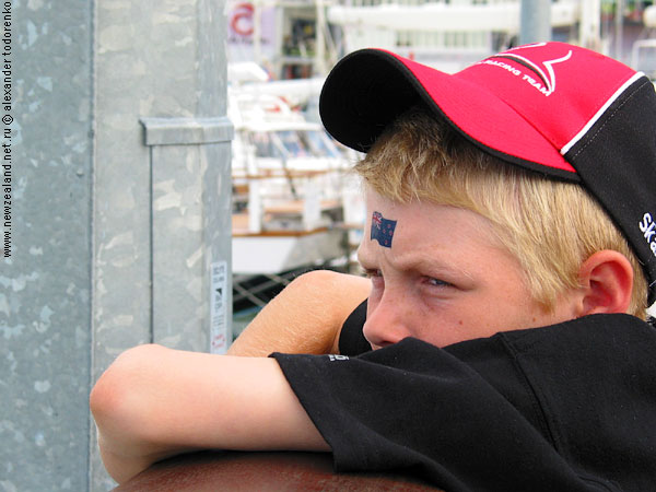 Team New Zealand проигрывает 3:0, болельщики болеют, America's Cup Village, Auckland, New Zealand