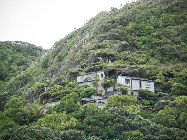 Наскальные домики на пляже Карекаре, Karekare beach, Auckland, New Zealand