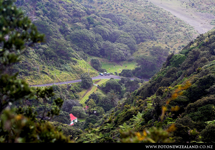 Машина осталась далеко внизу. Рукой подать, если бы только я на самом деле умел летать, Karekare beach, Auckland, New Zealand