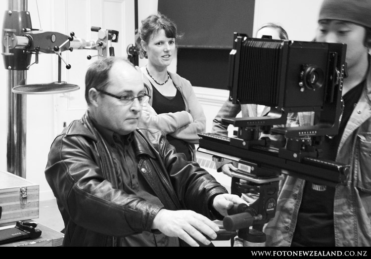 Брюс сражается с камерой большого формата, Auckland, New Zealand