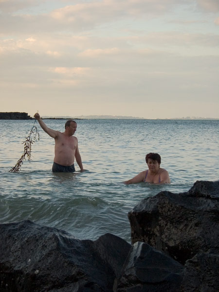 Па энд Ма свимин ин да си, Thorne Bay, Auckland, New Zealand