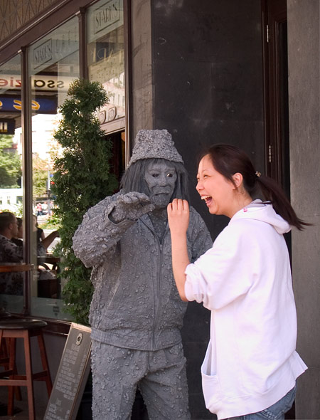 Бродячее каменное изваяние, Queen St, Auckland, New Zealand