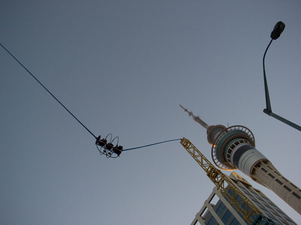 Sky Screamer. Выстрел из рогатки,  Cnr Albert & Victoria Streets, Auckland, New Zealand