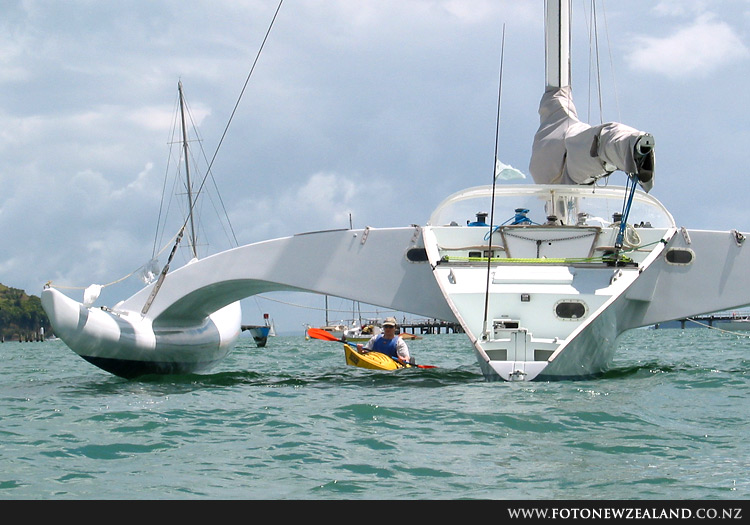 Рома под крылом тримарана, Okahu Bay, Auckland, New Zealand