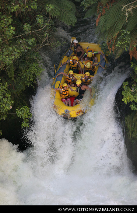 Прыжок с семиметрового водопада Tutea Falls, Rotorua, New Zealand
