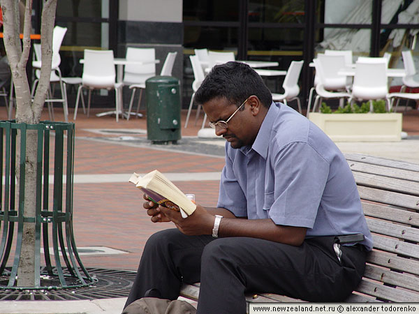 Быстрый пятикратный зум позволяет подкрасться незаметно, America's Cup Village, Окленд, Новая Зеландия (America's Cup Village, Auckland, New Zealand)