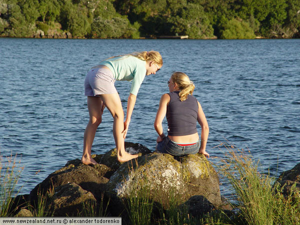 Девушки на камешке, Lake Pupuke, Окленд, Новая Зеландия (Lake Pupuke, Auckland, New Zealand)