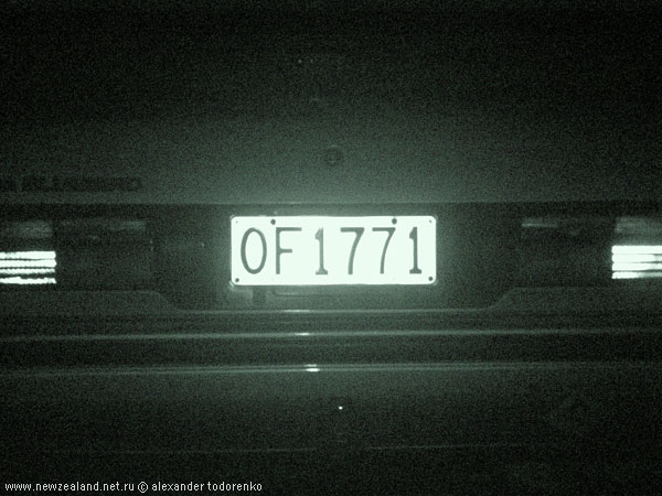 Режим Nightshot. Инфракрасная подсветка отражается от рефлекторов автомобиля, Окленд, Новая Зеландия (Auckland, New Zealand)