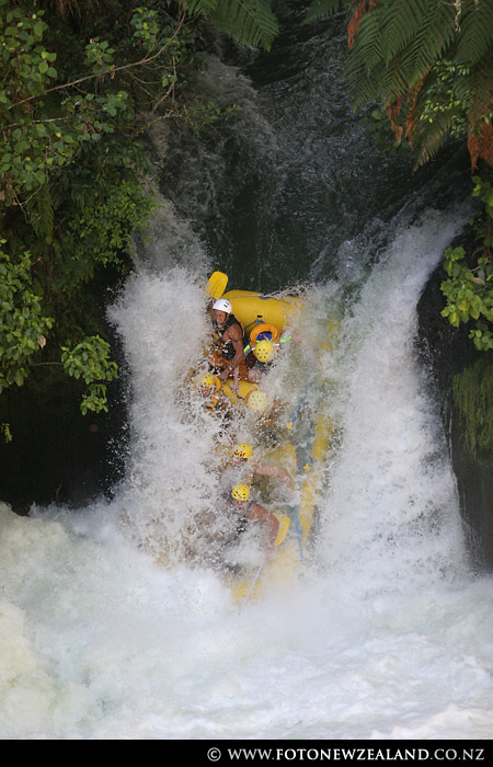 Сплав с семиметрового водапада Tutea Falls, Rotorua, Новая Зеландия (Rotorua, New Zealand)