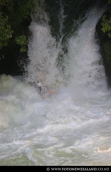 Сплав с семиметрового водапада Tutea Falls Сплав с семиметрового водапада Tutea Falls, Rotorua, Новая Зеландия (Rotorua, New Zealand)