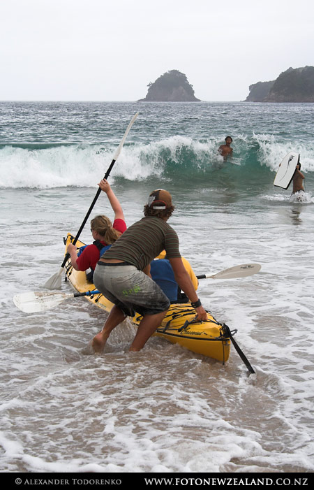 Каяк уходит в море, Hahei Beach, Новая Зеландия (Hahei Beach, New Zealand)