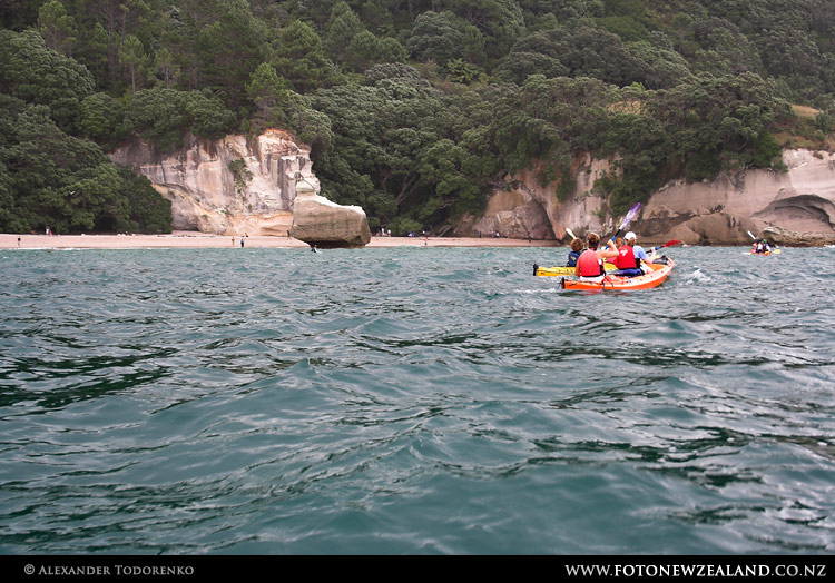 Впереди место высадки и Cathedral Cove, Hahei, Новая Зеландия (Hahei, New Zealand)