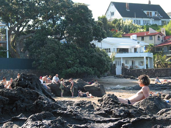 Загар на скалах возле моря, Окленд, Новая Зеландия (Auckland, New Zealand)