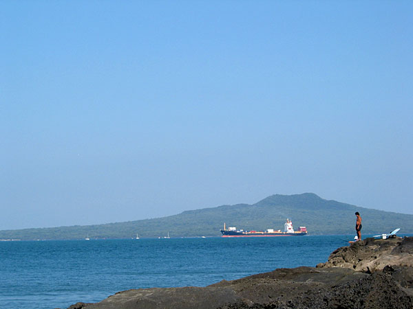 Рыбаки, корабли и Рангитото, Окленд, Новая Зеландия (Auckland, New Zealand)