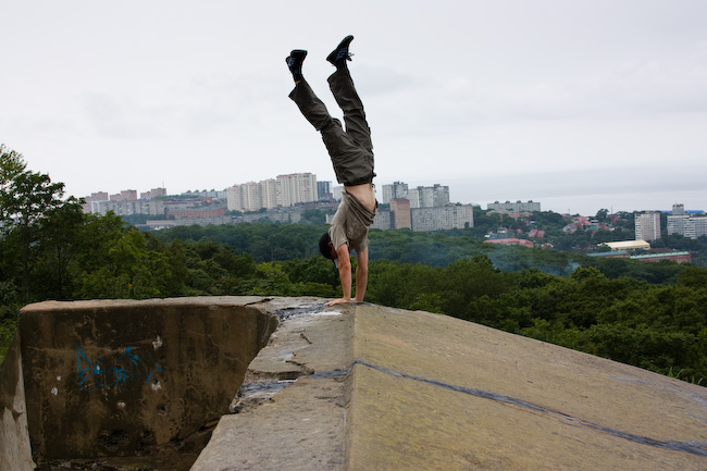 Стойка на руках на форте N7 во Владивостоке