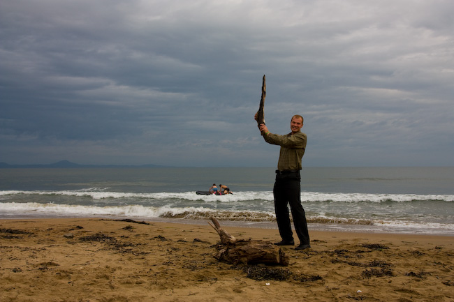 Человек с дубиной на пляже Шамора, дети на плоту