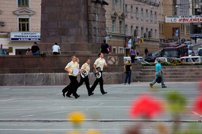 Моряки бегут. Площадь Борцов за власть советов, Владивосток.