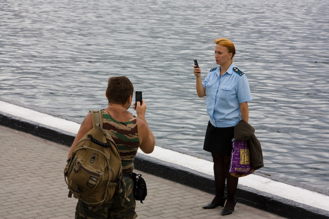 Женщина в форме на Корабельной набережной
