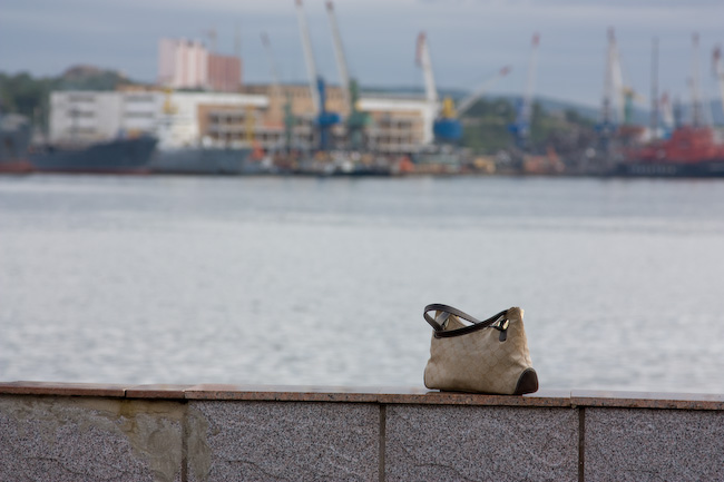 Дамская сумочка на парапете набережной