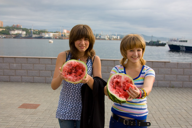Девушки с арбузом на Корабельной набережной