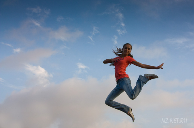 Девушка в полете на фоне синго неба