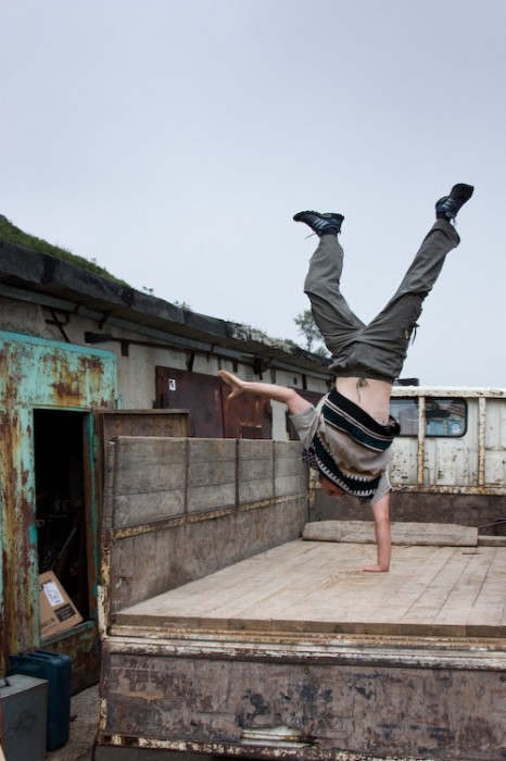 Стойка на одной руке в кузове грузовика