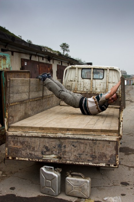 Японский грузовик с канистрами