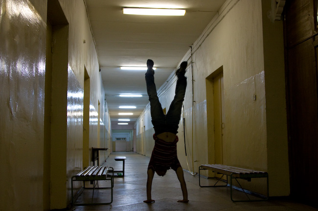 Стойка на руках в коридоре корпуса Б ДВГТУ