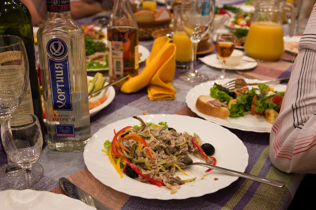 Еда и водка на столе