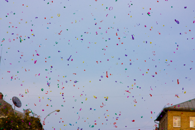 Цветные фантики в небе на концерте Харе Кришна