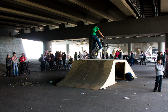 Велосипедист прыгает через трамплин на велосипеде BMX